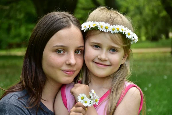 Portrait Two Girls Wreath Daisies Heads — Stock Photo, Image