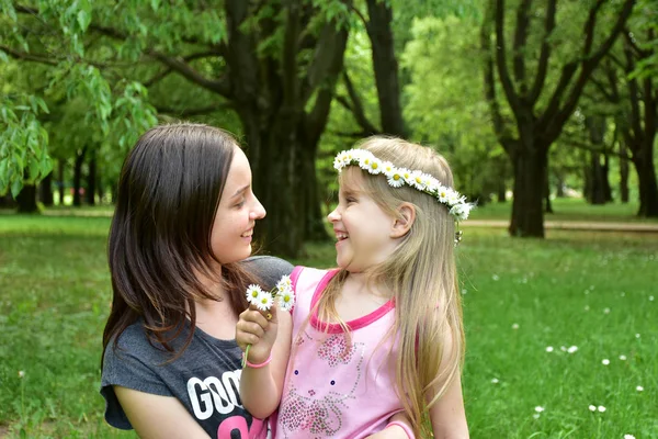 Portrait Two Girls Wreath Daisies Heads — Stock Photo, Image