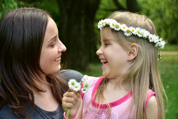 Portretul Două Fete Coroană Margarete Cap — Fotografie, imagine de stoc