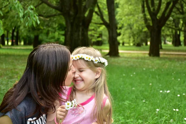 ヒナギクの花輪を頭に持つ2人の女の子の肖像画 — ストック写真