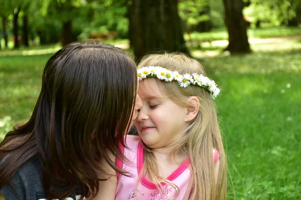 ヒナギクの花輪を頭に持つ2人の女の子の肖像画 — ストック写真