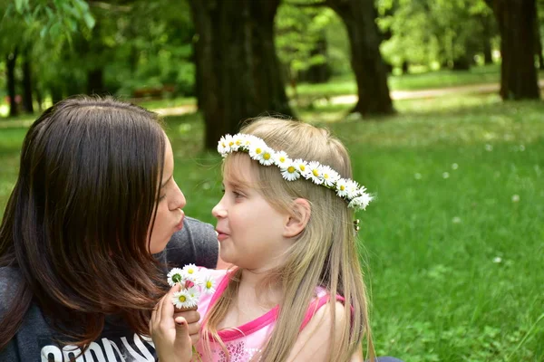 Portrait Deux Filles Avec Une Couronne Marguerites Sur Tête — Photo