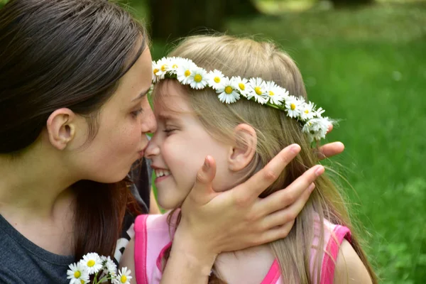 Portrait Two Girls Wreath Daisies Heads — Stock Photo, Image