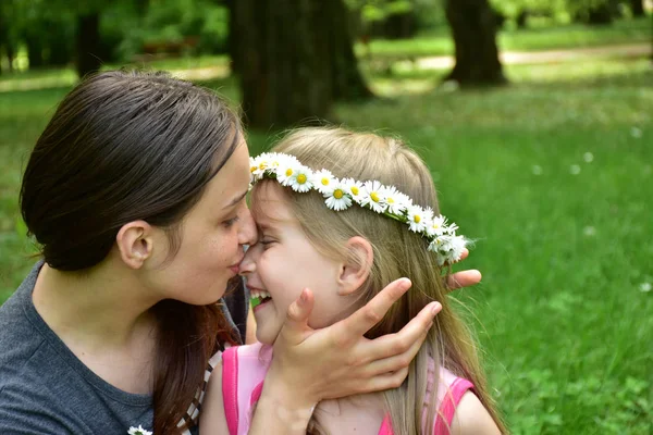 Portrait Two Girls Wreath Daisies Heads — Stock Photo, Image