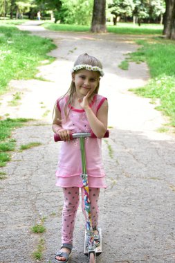 başlarına papatya bir çelenk ile kız portresi,