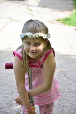 başlarına papatyalar bir çelenk ile portre kız,