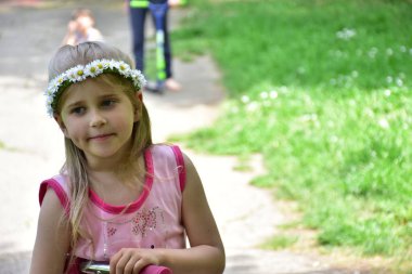 başlarına papatya bir çelenk ile kız portresi,