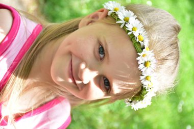 Bahçedeki küçük kız