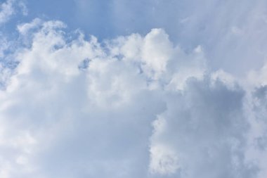 Mavi gökyüzü ve beyaz bulutlar