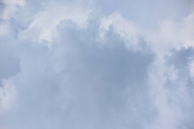 Mavi gökyüzü ve beyaz bulutlar