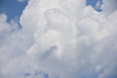 Mavi gökyüzü ve beyaz bulutlar