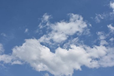 Mavi gökyüzü ve beyaz bulutlar