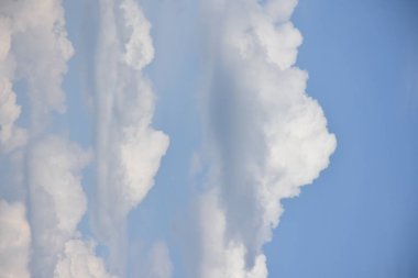 Mavi gökyüzü ve beyaz bulutlar