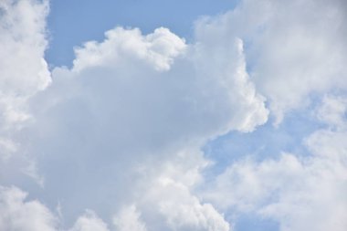 Mavi gökyüzü ve beyaz bulutlar