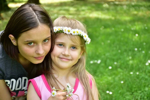 Retrato Duas Meninas Com Uma Coroa Margaridas Suas Cabeças — Fotografia de Stock