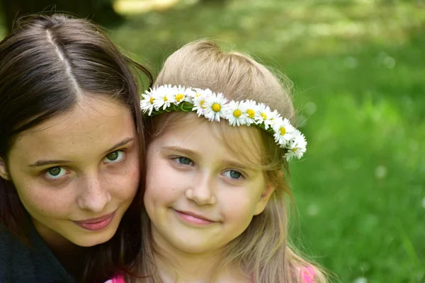 ヒナギクの花輪を頭に持つ2人の女の子の肖像画 — ストック写真