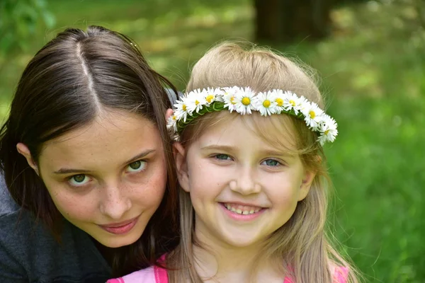 Retrato Duas Meninas Com Uma Coroa Margaridas Suas Cabeças — Fotografia de Stock