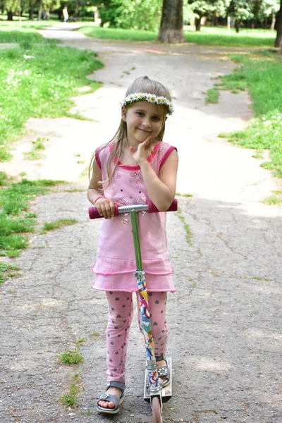 başlarına papatyalar bir çelenk ile portre kız,