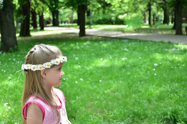 Portrait Girl Avec Une Couronne Marguerites Sur Tête — Photo