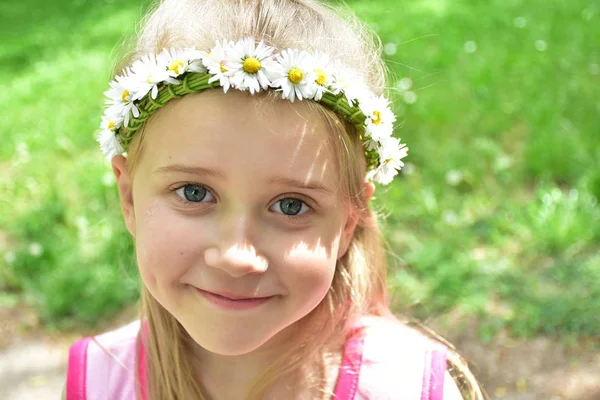 Portrait Girl Wreath Daisies Heads — Stock Photo, Image