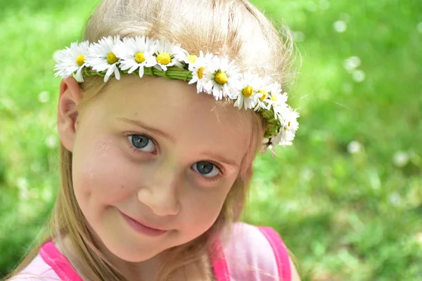 女孩的肖像与雏菊的花圈在他们的头上 — 图库照片