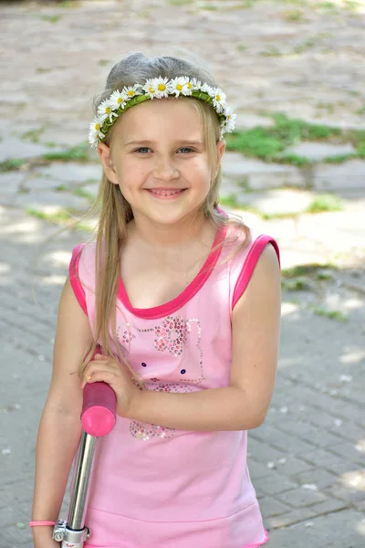 Portret Meisje Met Een Krans Van Madeliefjes Hun Hoofden — Stockfoto