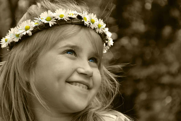 Portrait Noir Blanc Deux Filles Avec Une Couronne Marguerites Sur — Photo