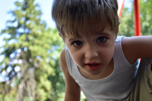 Schönes Porträt Eines Kleinen Jungen Und Lächeln — Stockfoto