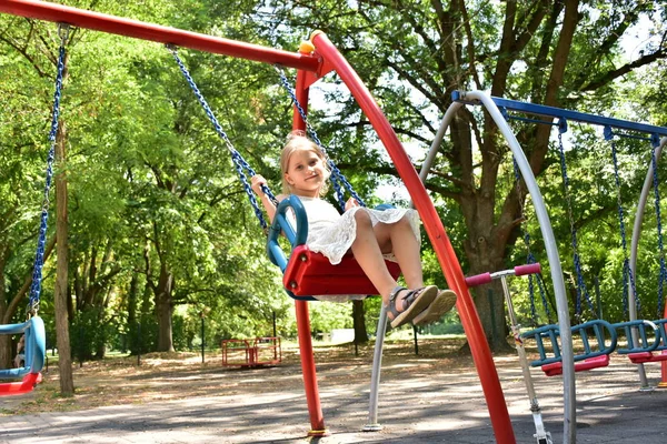 Egy Kis Szőke Lány Lovaglás Swing — Stock Fotó