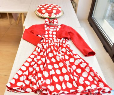 kırmızı pasta ve kırmızı elbise,