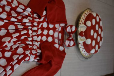 kırmızı pasta ve kırmızı elbise,