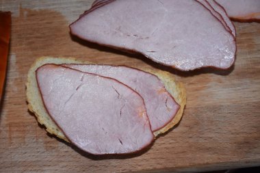 Ahşap zeminde haşlanmış domuz eti.