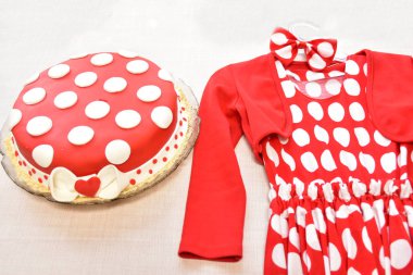 kırmızı pasta ve kırmızı elbise,