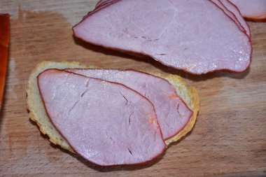 Ahşap zeminde haşlanmış domuz eti.