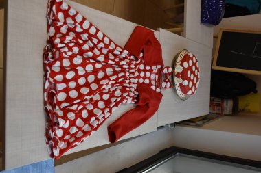 kırmızı pasta ve kırmızı elbise,