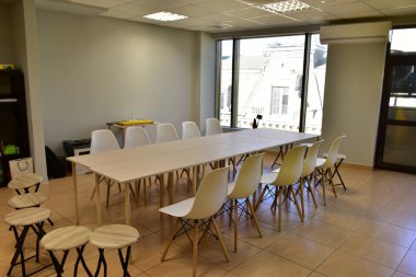 Masa ve sandalyeler odada.