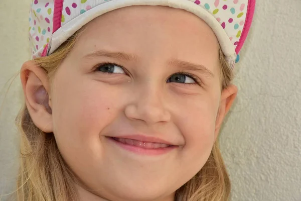 Retrato Uma Menina Loira Fundo Branco — Fotografia de Stock