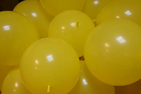 Gele Opblaasbare Ballen Een Gele Achtergrond — Stockfoto