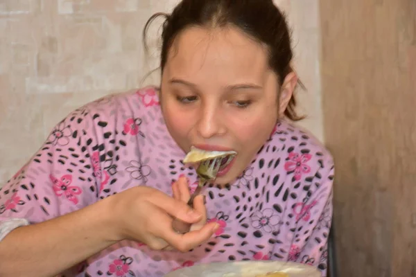 Girl Eats Dumplings Ukrainian National Cuisine Vfrtniki Pelmeni — Stock Photo, Image