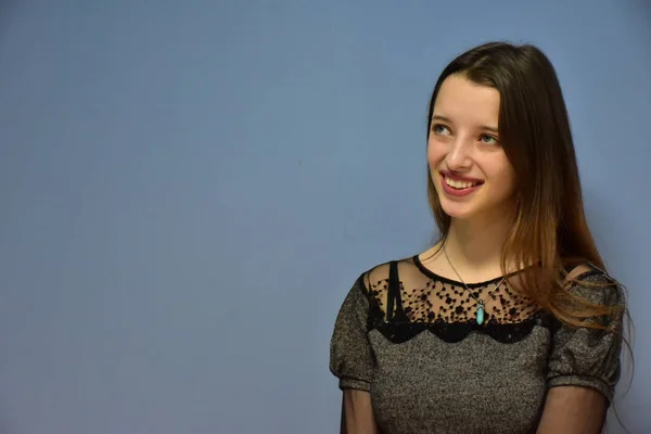 Retrato Uma Menina Contra Fundo Branco — Fotografia de Stock