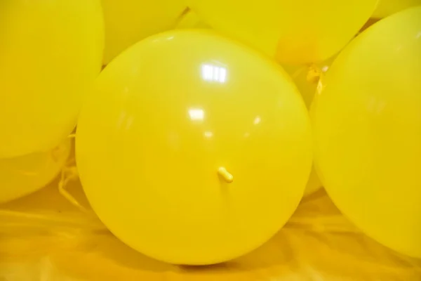 Sarı Arka Planda Sarı Şişme Toplar — Stok fotoğraf