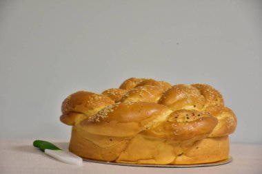 Beyaz arkaplanda ekmek,