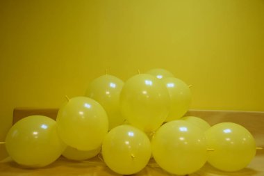 Sarı arka planda sarı şişme toplar