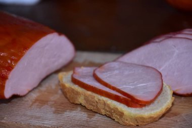 Ahşap zeminde haşlanmış domuz eti.