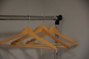 Odada ahşap askı var.,