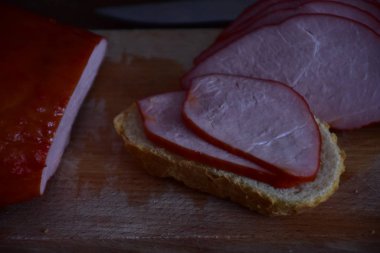 Ahşap zeminde haşlanmış domuz eti.