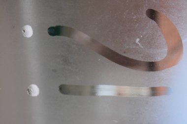 Sis camlı arkaplanda soru işareti işareti.