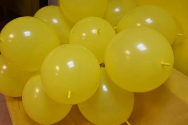 Sarı arka planda sarı şişme toplar