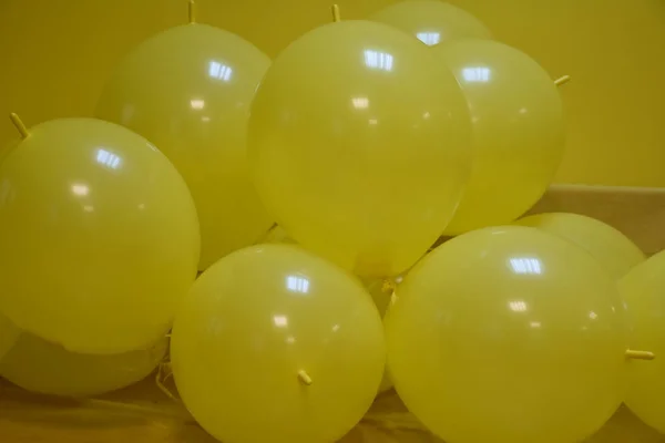 黄色の背景に黄色のインフレータブルボール — ストック写真