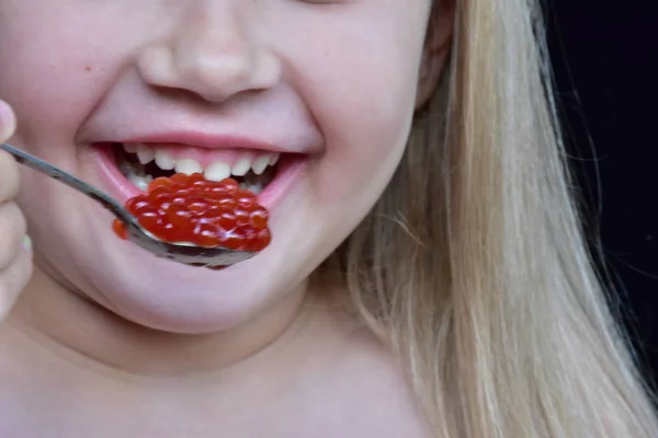 Anak Makan Kaviar Merah Dari Ikan — Stok Foto